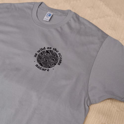 T-shirt Estampada "As Wild As The Oceans" Pequeno T-shirt Estampada "As Wild As The Oceans" Pequeno