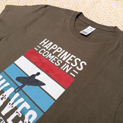 T-shirt Estampada "Happiness Comes In Waves Surfista"
